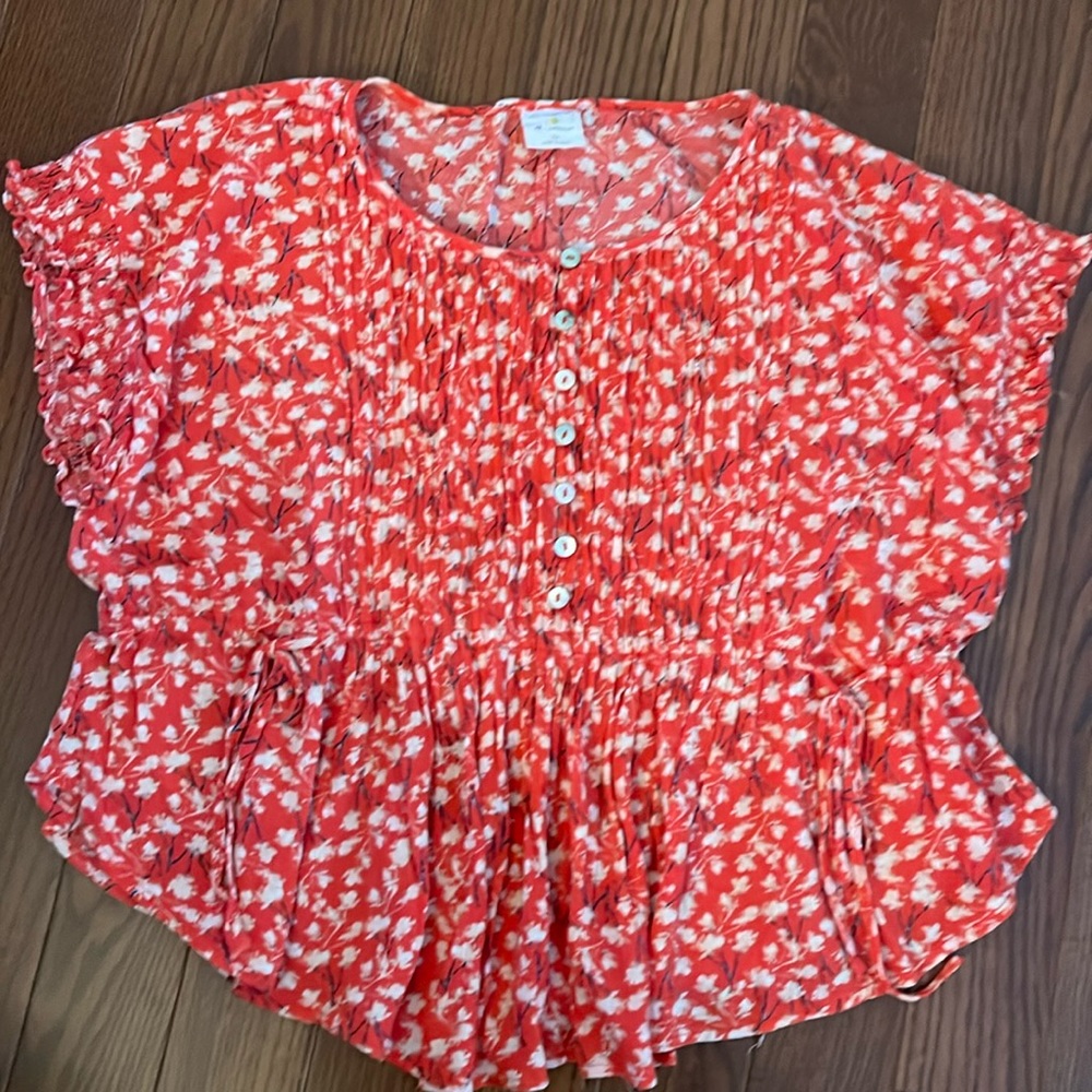 Great warm weather top!  Floral print easy to wear too.  Size M